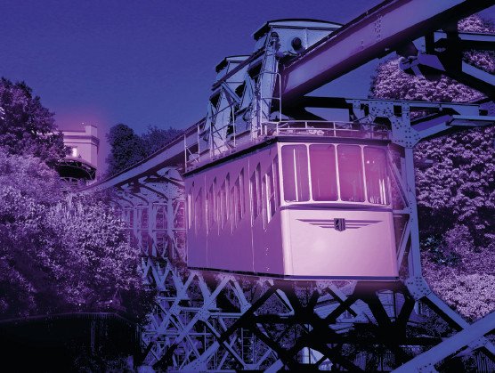 Schwebebahnfahren für den guten Zweck