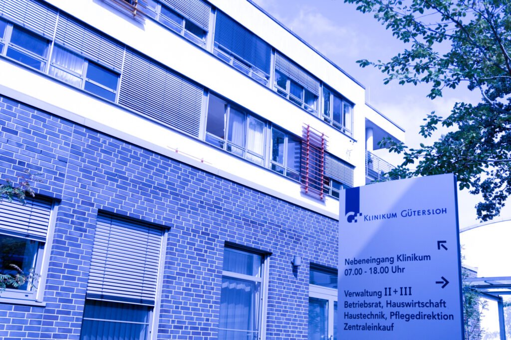 Klinikum Guetersloh lila illuminiert