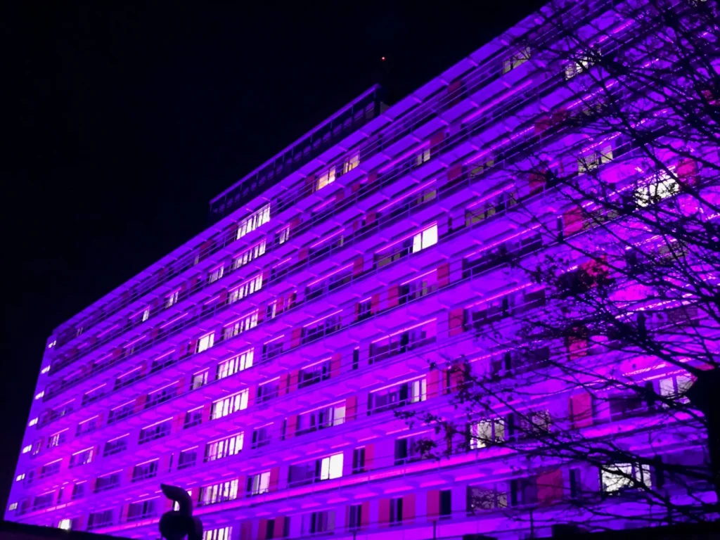 Krankenhaus Frankfurt Nordwest lila illumniert