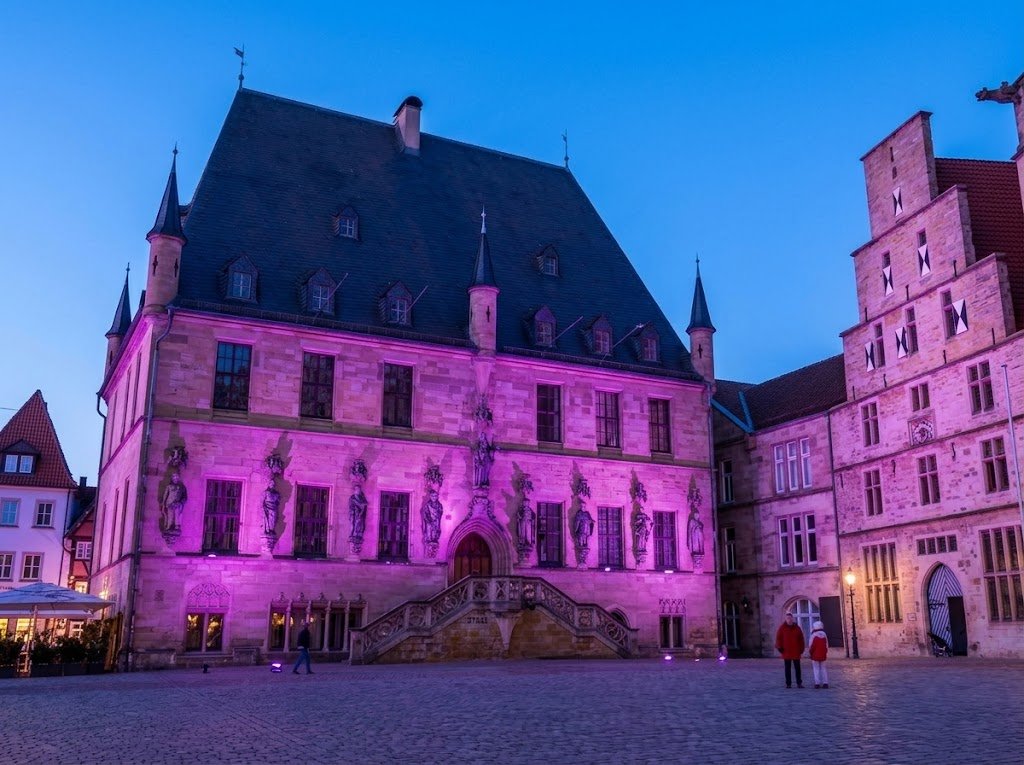 Das Rathaus-Osnabrück in lila angestrahlt